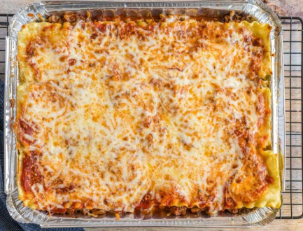 "Layers of Love: Irresistible Lasagna Delight!" 🍝❤️